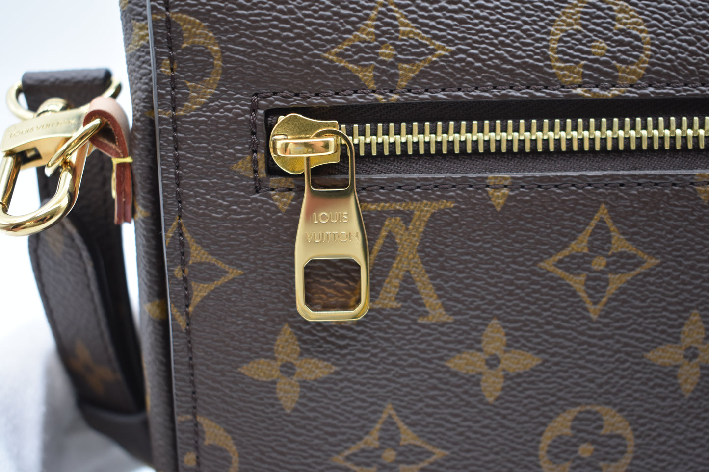 Louis Vuitton Pochette Metis Shoulder Bag